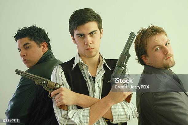 Tres Gunmen Foto de stock y más banco de imágenes de Adulto - Adulto, Adulto joven, Agresión