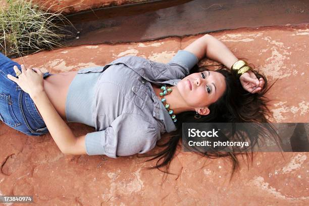 Hermosa Mujer Descansando En Una Roca En Sedona Arizona Foto de stock y más banco de imágenes de Moda