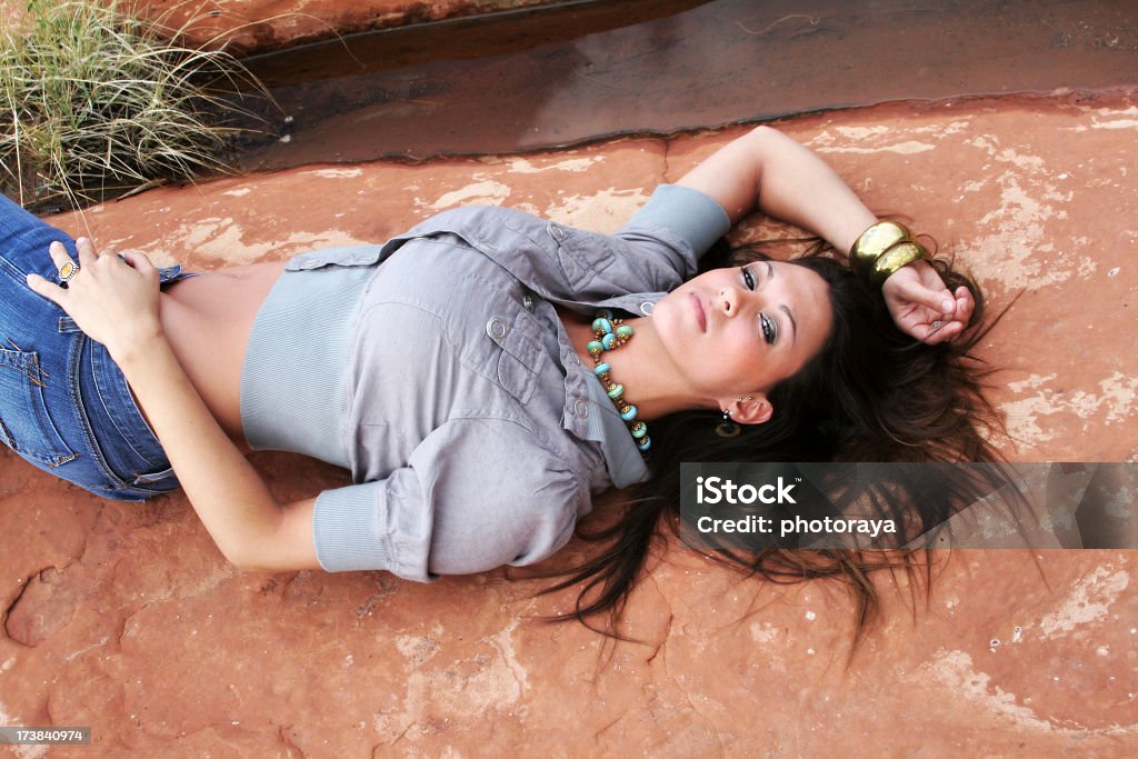 Linda mulher descansando em uma rocha em Sedona, Arizona - Foto de stock de Moda royalty-free