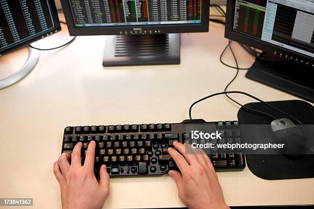 Hombre De Negocios Foto de stock y más banco de imágenes de Adulto - Adulto, Adulto joven, Comercio electrónico