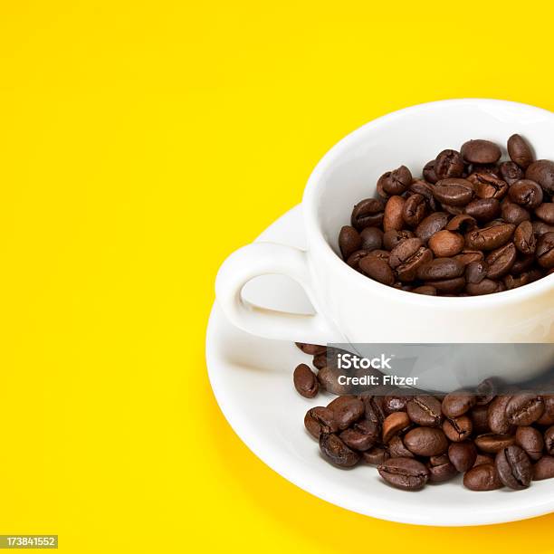 エスプレッソコーヒー豆を - カットアウトのストックフォトや画像を多数ご用意 - カットアウト, カップ, カラー背景