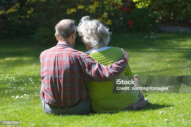 年配のカップルの公園 - 60代のストックフォトや画像を多数ご用意 - 60代, 70代, アクティブシニア