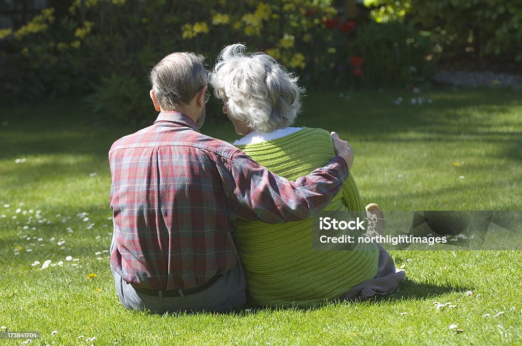 Старший пара в парке - Стоковые фото 60-69 лет роялти-фри