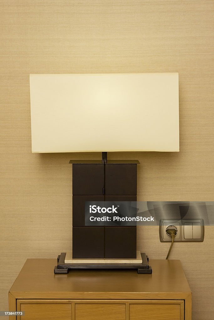 Al lado de la lámpara y mesa de hotel de lujo en la habitación - Foto de stock de Cable libre de derechos