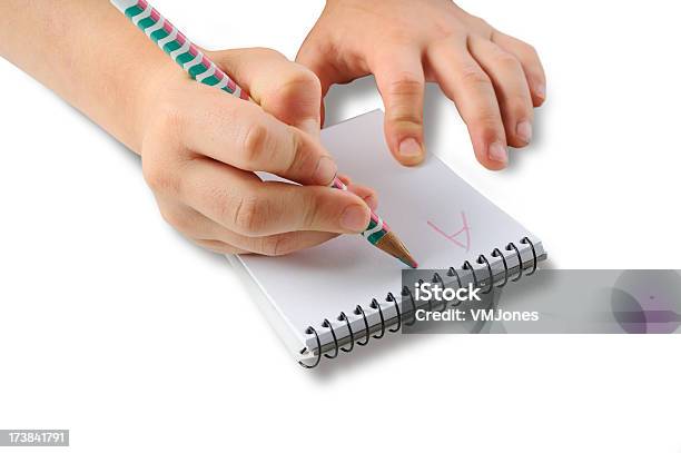 Niño Manos Escribiendo En El Cuaderno De Notas Foto de stock y más banco de imágenes de Aprender - Aprender, Conceptos, Cuaderno de apuntes
