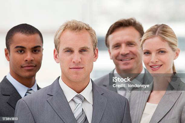 Retrato De Grupo De Negócios De 4 Pessoas - Fotografias de stock e mais imagens de 20-24 Anos - 20-24 Anos, 20-29 Anos, Adulto