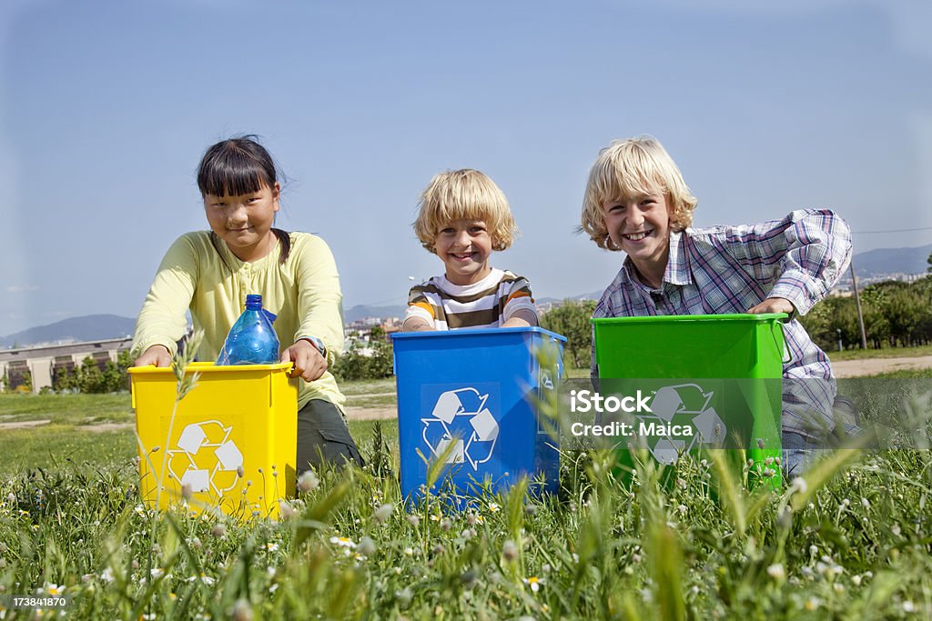 Tre bambini riciclaggio dei rifiuti - Foto stock royalty-free di Campo
