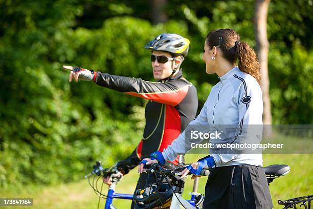 Foto de Homem Apontando e mais fotos de stock de Amizade - Amizade, Andar, Ciclismo