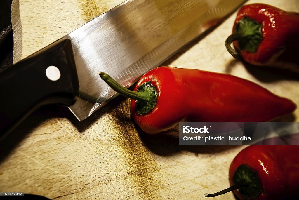 Czerwona papryka i szefów kuchni Nóż - Zbiór zdjęć royalty-free (Ciąć)