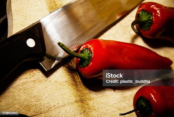 Czerwona Papryka I Szefów Kuchni Nóż - zdjęcia stockowe i więcej obrazów Ciąć - Ciąć, Papryka chili, Artykuły spożywcze