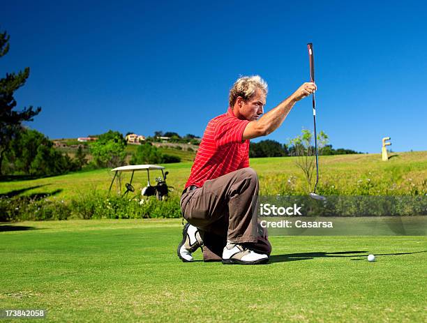 Golfista En Green De Putting Foto de stock y más banco de imágenes de 20-24 años - 20-24 años, Actividad, Actividades recreativas