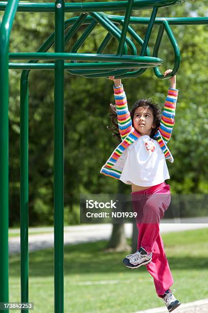 Criança No Parque Infantil - Fotografias de stock e mais imagens de Escada Horizontal - Escada Horizontal, Criança, Primavera - Estação do ano