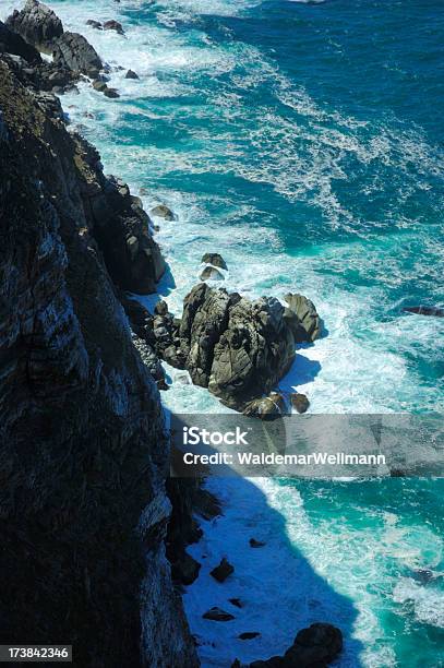 Al Mar Foto de stock y más banco de imágenes de Acantilado - Acantilado, Aire libre, Azul