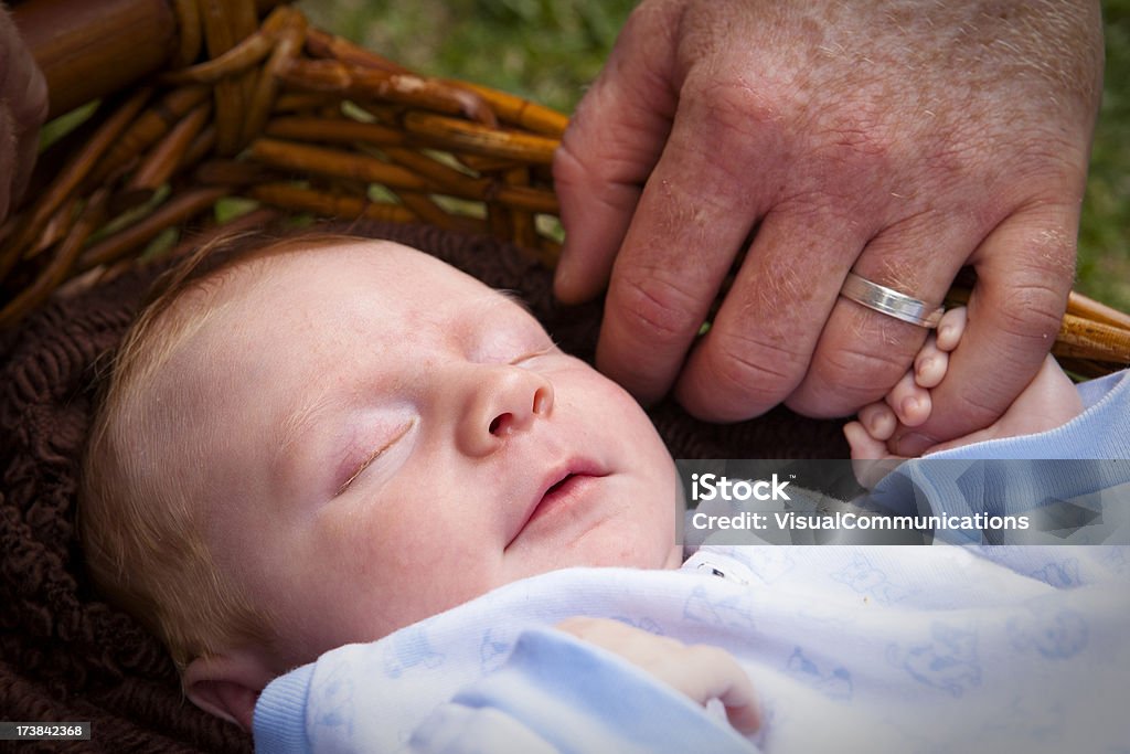 Noworodka spanie w koszu. - Zbiór zdjęć royalty-free (0 - 11 miesięcy)