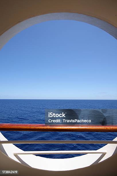 Иллюминатор — стоковые фотографии и другие картинки Круизное судно - Круизное судно, Окно, Перила
