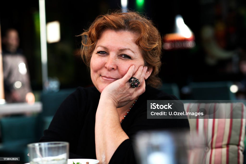 Pewność średnim wieku kobieta jest restauracji - Zbiór zdjęć royalty-free (30-39 lat)