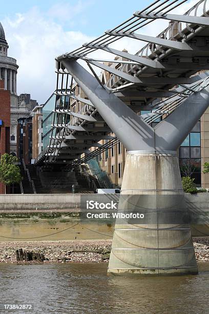 A Ponte Milennium Londres - Fotografias de stock e mais imagens de Ao Ar Livre - Ao Ar Livre, Arquitetura, Capitais internacionais