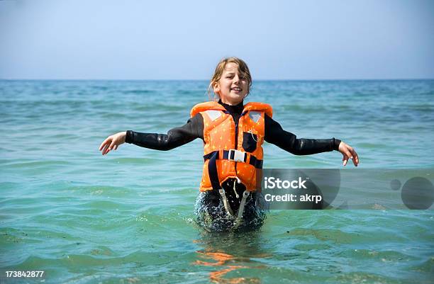 Entspannte Junge Mädchen Mit Schwimmweste Steht Im Wasser Stockfoto und mehr Bilder von 8-9 Jahre