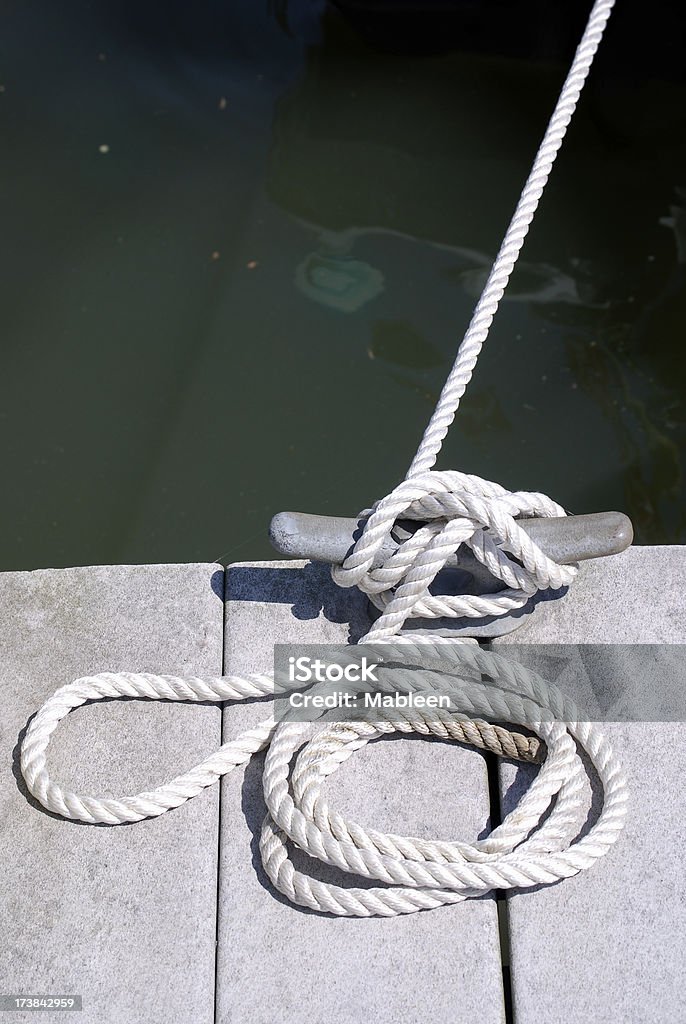 Cuerda atado en un barco en el muelle de reciclado - Foto de stock de Agua libre de derechos