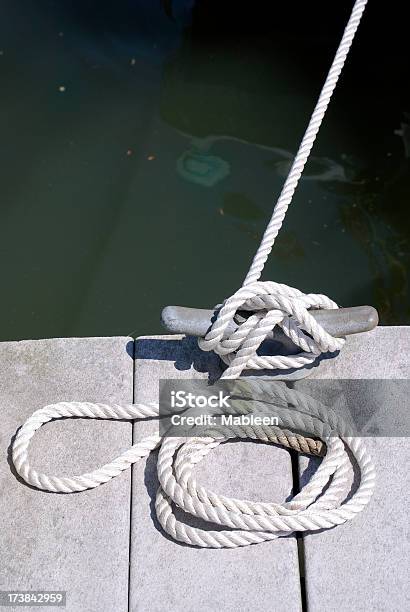 Cuerda Atado En Un Barco En El Muelle De Reciclado Foto de stock y más banco de imágenes de Agua - Agua, Aire libre, Amarrado