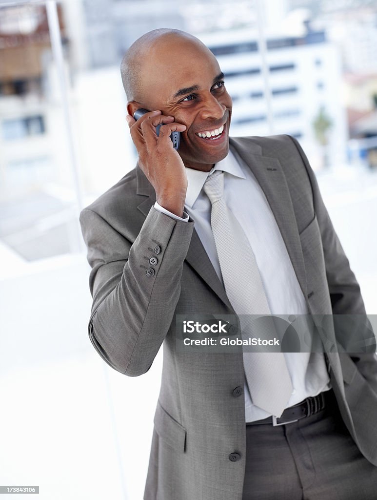 Biznesmen rozmawiać na komórkowy i uśmiechania się, - Zbiór zdjęć royalty-free (20-24 lata)
