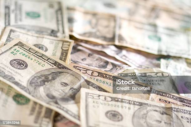Waluta Usa Zrelaksuj Się Na Stole - zdjęcia stockowe i więcej obrazów 10 dolarów USA - 10 dolarów USA, Abstrakcja, Alexander Hamilton