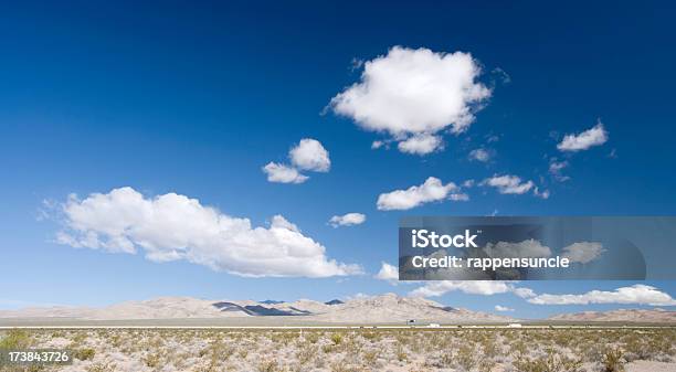 Foto de Nuvens Esparsas No Deserto e mais fotos de stock de Arbusto - Arbusto, Azul, Cirro-cúmulo