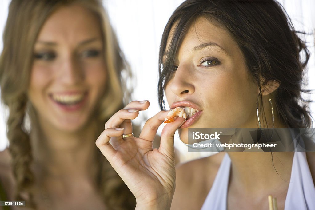 Mangiare sushi - Foto stock royalty-free di Donne