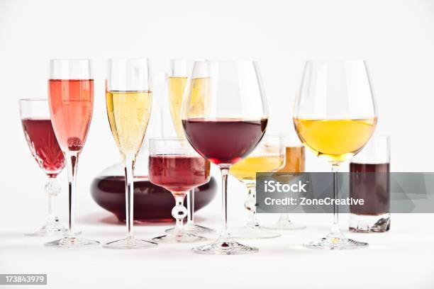 Foto de Taças De Vinho Vermelho Isolado No Branco Composição e mais fotos de stock de Copo