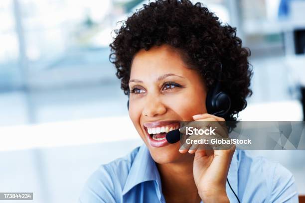 Telephonist Femminile Con Cuffia E Ridere - Fotografie stock e altre immagini di Afro-americano - Afro-americano, Call centre, Persone d'affari