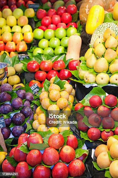 Frutas Frescas Foto de stock y más banco de imágenes de Abundancia - Abundancia, Arreglo, Barcelona - España
