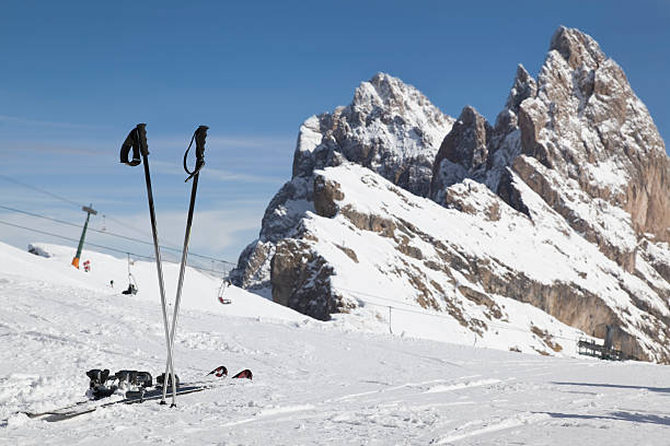 ski-ausrüstung und berggipfel in dolomiten (xxxl - apres ski snow mountain loneliness stock-fotos und bilder