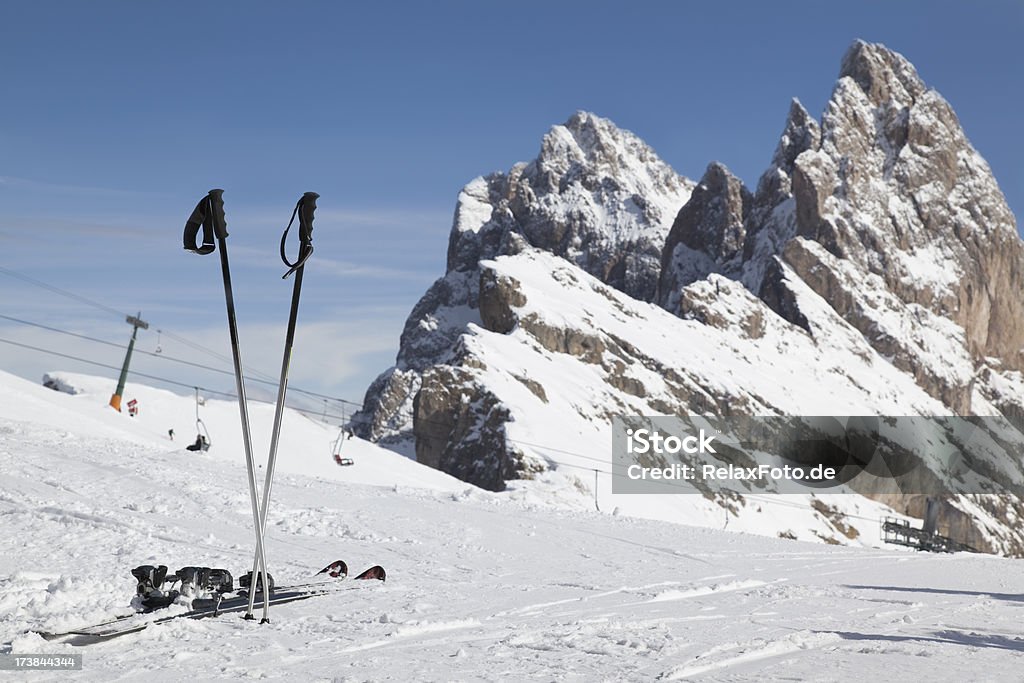 Abbigliamento sci e cima alla montagna nelle Dolomiti (XXXL - Foto stock royalty-free di Sci - Attrezzatura sportiva