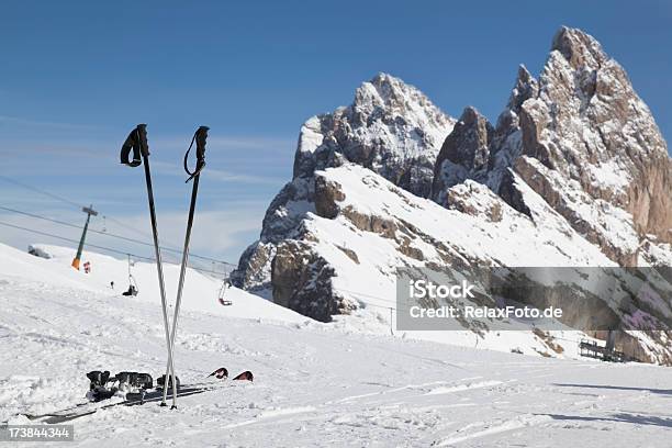 Abbigliamento Sci E Cima Alla Montagna Nelle Dolomiti Xxxl - Fotografie stock e altre immagini di Sci - Attrezzatura sportiva