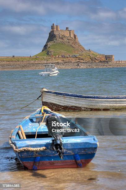 Holy Island Northumberland Regno Unito - Fotografie stock e altre immagini di Barca a remi - Barca a remi, Bellezza naturale, Castello