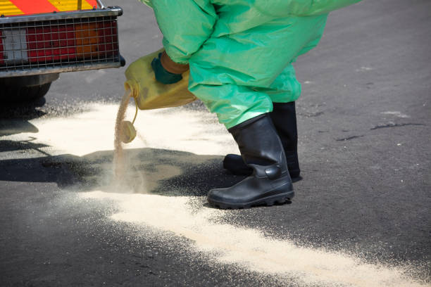 homem em roupa de proteção - radiation protection suit toxic waste protective suit cleaning - fotografias e filmes do acervo