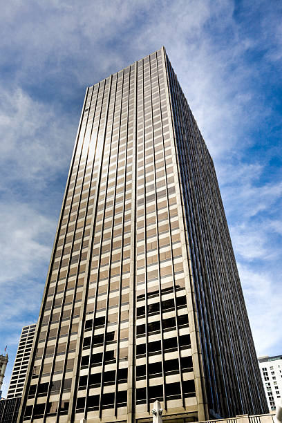 istock Tall skyscraper with blue sky and clouds in background 173845011