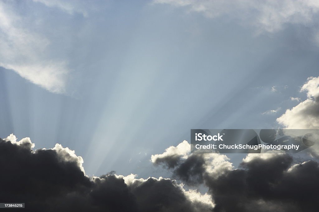 Raggio di sole cielo di crepuscolo Nube temporalesca - Foto stock royalty-free di Altocumulo