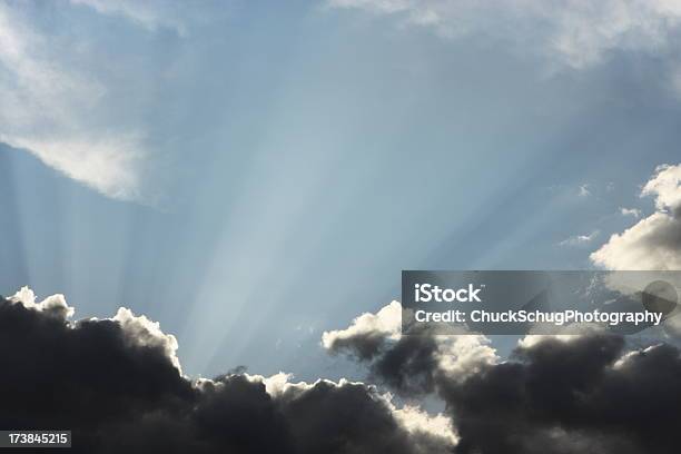 Raggio Di Sole Cielo Di Crepuscolo Nube Temporalesca - Fotografie stock e altre immagini di Altocumulo