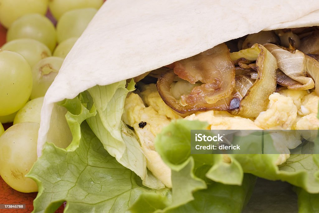 Ovo de pequeno-almoço e bacon sanduíche embrulhada fechar - Royalty-free Alface Foto de stock