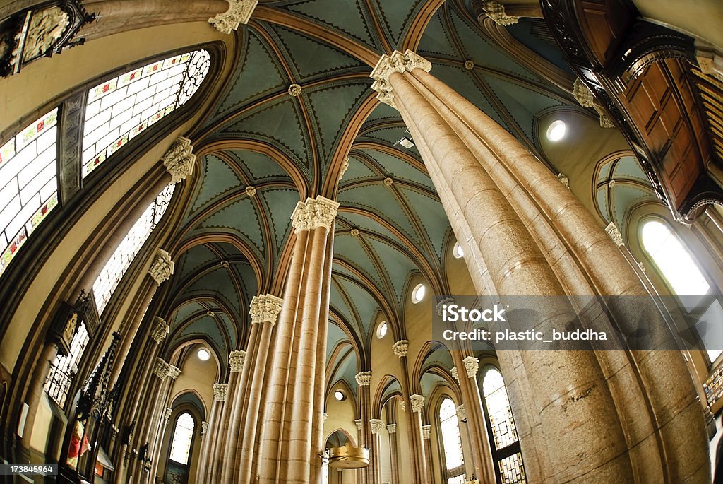 Église catholique colonnes intérieures - Photo de Architecture libre de droits