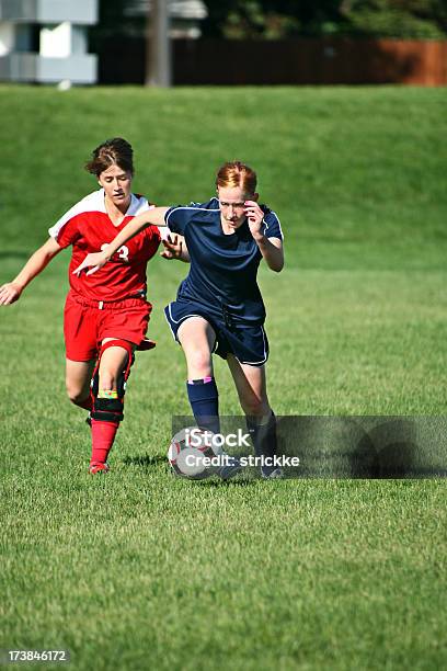 Dois Jogadores De Futebol Jovem Fêmea Batalha Pela Bola Com Copyspace - Fotografias de stock e mais imagens de Aparelho de Joelho
