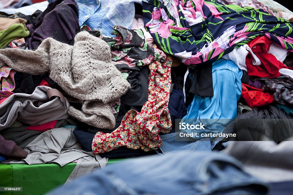 Abbigliamento outdoor a un mercato delle pulci street stall - Foto stock royalty-free di Abbigliamento