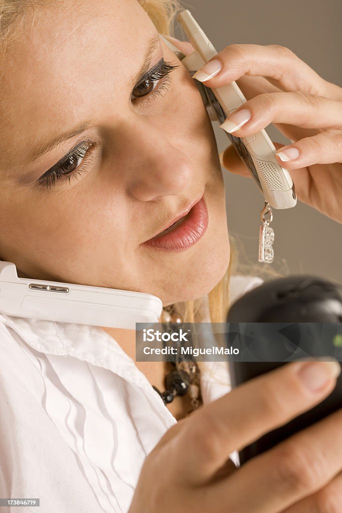 Mujer hablando por teléfono móvil - Foto de stock de Coordinación libre de derechos