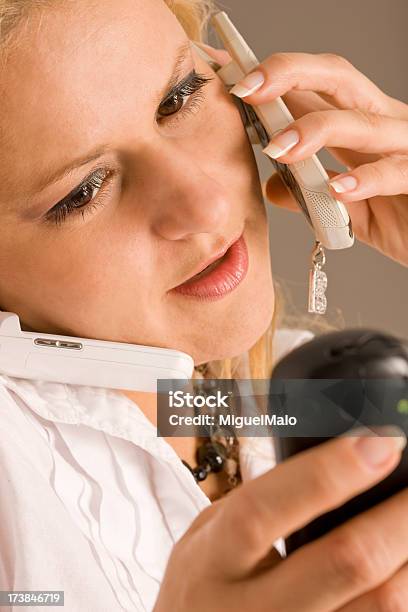 Mujer Hablando Por Teléfono Móvil Foto de stock y más banco de imágenes de Coordinación - Coordinación, Secretario, Adulto