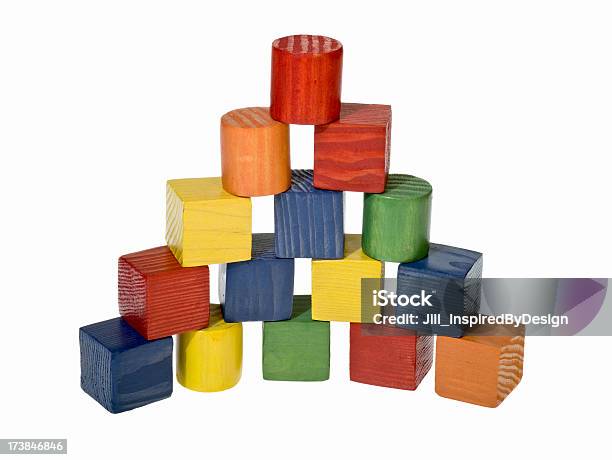 Pirâmide De Blocos De Cores - Fotografias de stock e mais imagens de Bloco de Construção - Bloco de Construção, Pirâmide - Estrutura construída, Amarelo