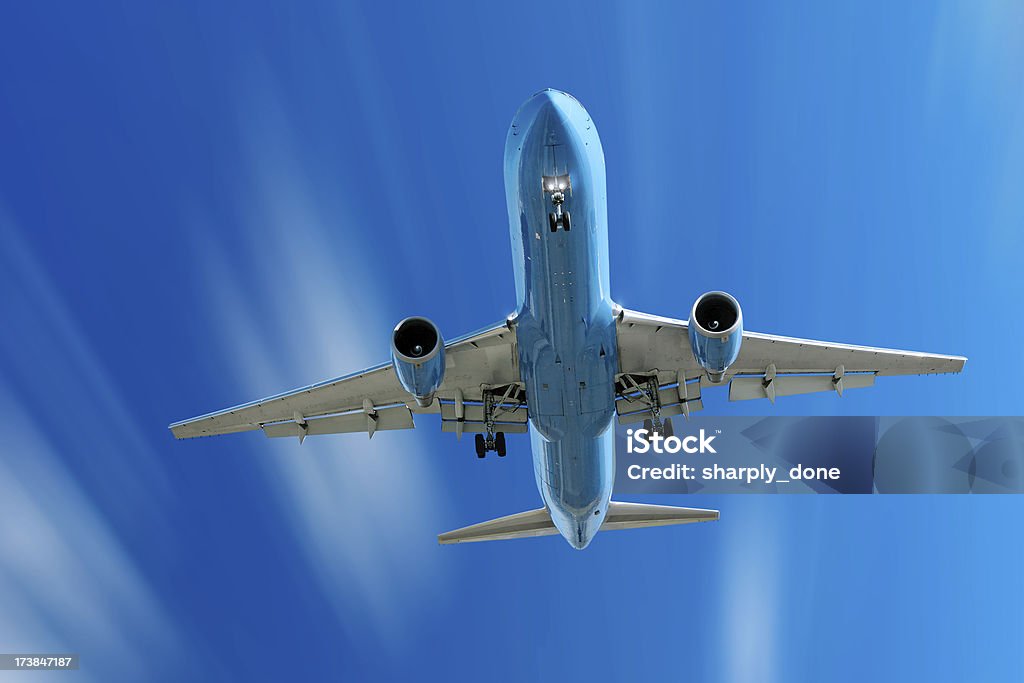 XL odrzutowy Samolot pasażerski lądowania na rozmycie ruchu niebo - Zbiór zdjęć royalty-free (Bez ludzi)