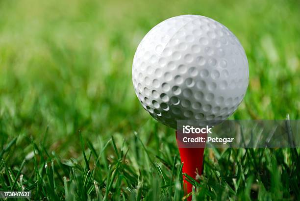 Photo libre de droit de Balle De Golf Et Teeshirt banque d'images et plus d'images libres de droit de Activité de loisirs - Activité de loisirs, Balle de golf, Balle ou ballon