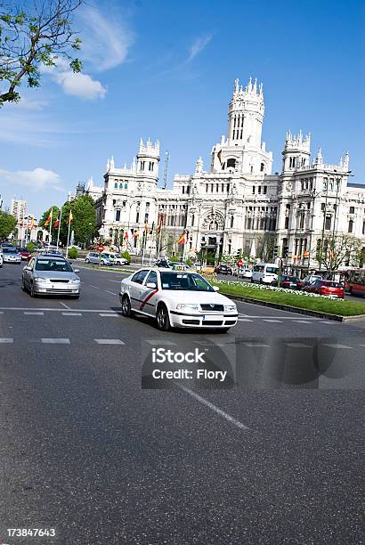 Taxi En La Plaza De Cibeles Madrid Foto de stock y más banco de imágenes de Arquitectura - Arquitectura, Arquitectura exterior, Avenida