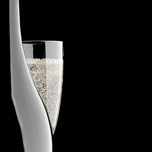 close -up of シャンパンボトルとグラス、絶縁に黒色の背景 - champagne celebration glass black ストックフォトと画像